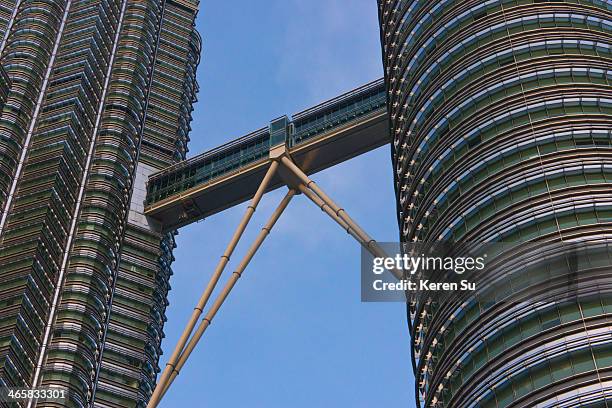 petronas twin towers, world's tallest twin towers - skybridge petronas twin towers stock pictures, royalty-free photos & images