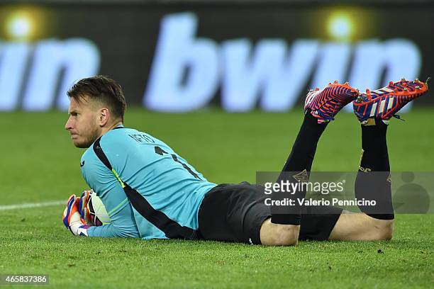 Norberto Murara Neto of ACF Fiorentina looks on during the TIM Cup match between Juventus FC and ACF Fiorentina at Juventus Arena on March 5, 2015 in...