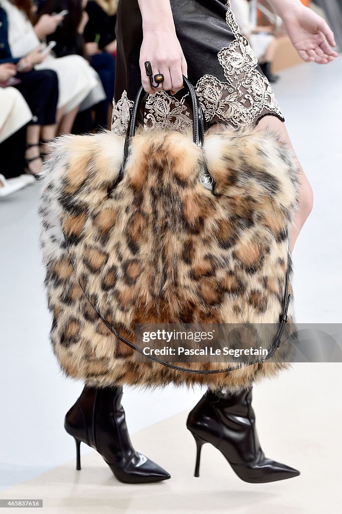 Louis Vuitton : Runway - Paris Fashion Week Womenswear Fall/Winter 2015/2016