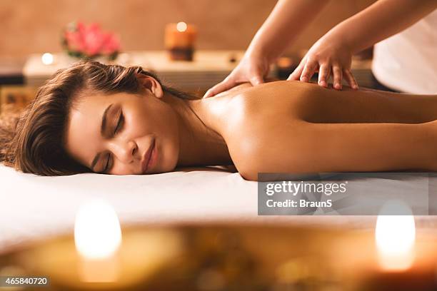 back massage at the spa. - 養生療法 個照片及圖片檔