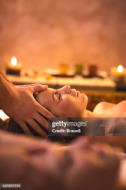 massaggio del viso presso la spa. - massaggio del viso foto e immagini stock