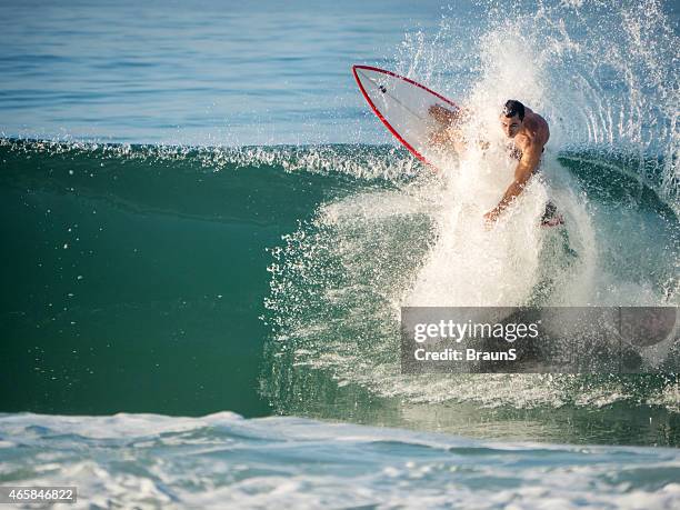 surfen auf den wellen. - wellentunnel stock-fotos und bilder