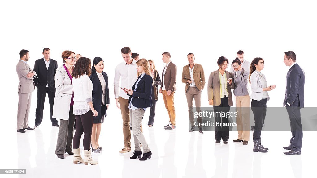 Große Gruppe von Geschäftsleuten stehen und reden.