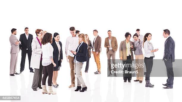 grande gruppo di uomini d'affari in piedi e parlando. - large group of people foto e immagini stock