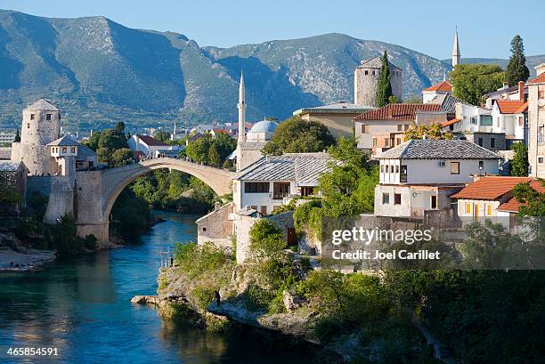 old bridge over neretva river in mostar, bosnia and herzegovina - bosnia and hercegovina stock pictures, royalty-free photos & images