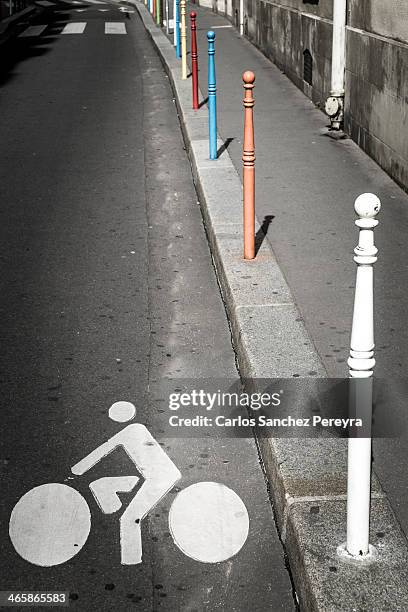 bicycle symbol in paris - marquage de route photos et images de collection