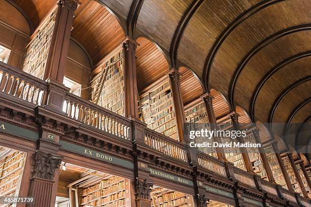 library at trinity college - bookshelf photos et images de collection