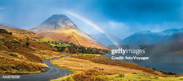 lac wast water arc-en-ciel sur le quartier ouest de fells panorama cambrie - rainy road photos et images de collection