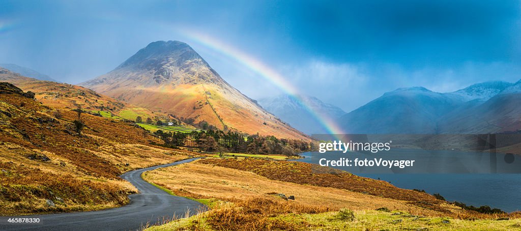 Lake District arcobaleno sopra sui fianchi acqua Western Fells panorama Cumbria