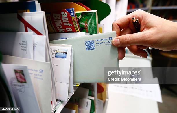 112 Mail Sorting In A Deutsche Post Sorting Office Stock Photos, High ...