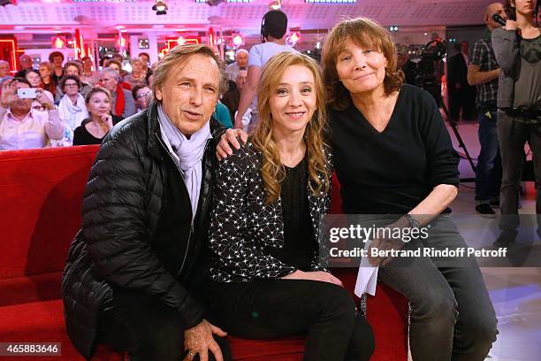 Producer of the film Alexandre Arcady, actress Sylvie Testud and director of the movie Diane Kury pose during filming, on 'Vivement Dimanche French...