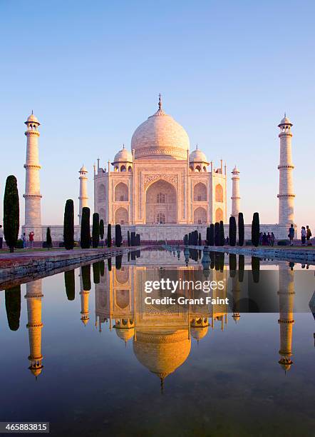 morning view of taj mahal - tadsch mahal stock-fotos und bilder