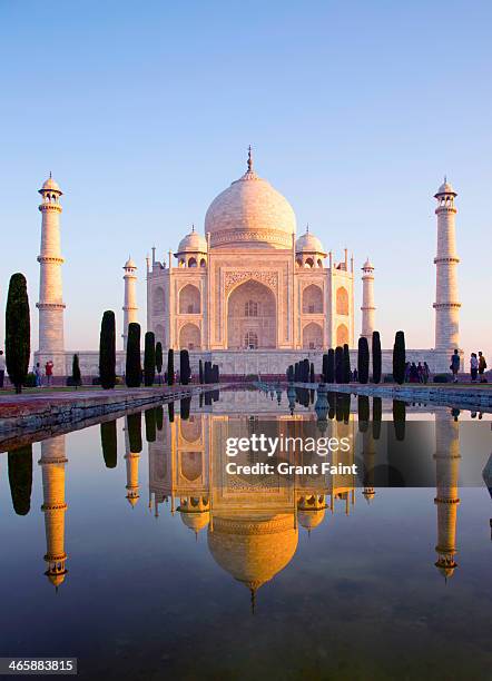 morning view of taj mahal - アーグラ ストックフォトと画像