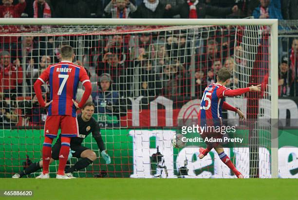 Thomas Mueller of Bayern Muenchen scores their first goal from a penalty past goalkeeper Andriy Pyatov of Shakhtar Donetsk during the UEFA Champions...