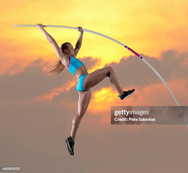 female athlete doing pole vault - stabhochsprung stock-fotos und bilder