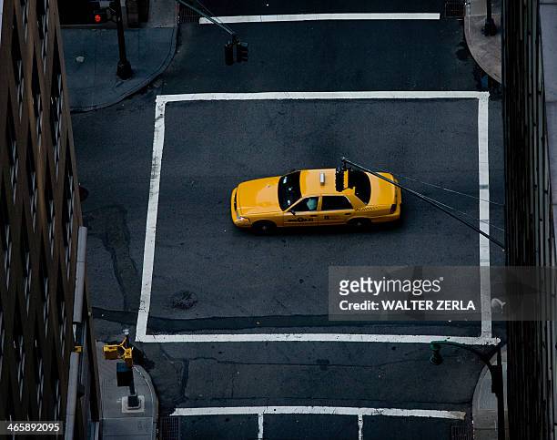 yellow cab in middle of crossroad, new york, new york state, usa - yellow cab stock pictures, royalty-free photos & images