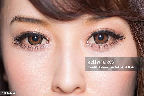 portrait of woman with brown eyes close up - make up yeux photos et images de collection
