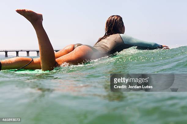 young woman on surfboard, hermosa beach, california, usa - hermosa beach stock-fotos und bilder