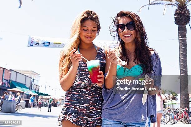 female friends with iced drink, hermosa beach, california, usa - playa hermosa en california fotografías e imágenes de stock