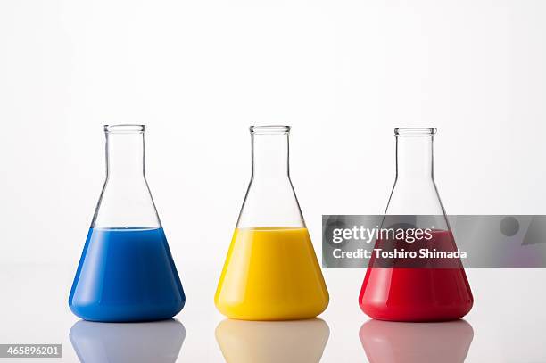 tricolor conical flask - glaskolben stock-fotos und bilder