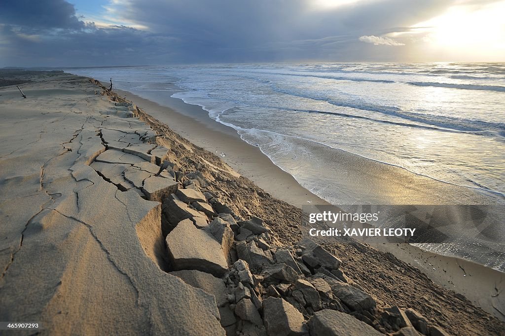 FRANCE-ENVIRONMENT-WEATHER-STORM-COAST-EROSION