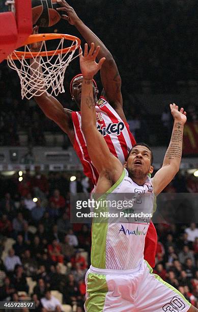 Brent Petway, #4 of Olympiacos Piraeus competes with Rafael Hettsheimeier, #30 of Unicaja Malaga during the 2013-2014 Turkish Airlines Euroleague Top...