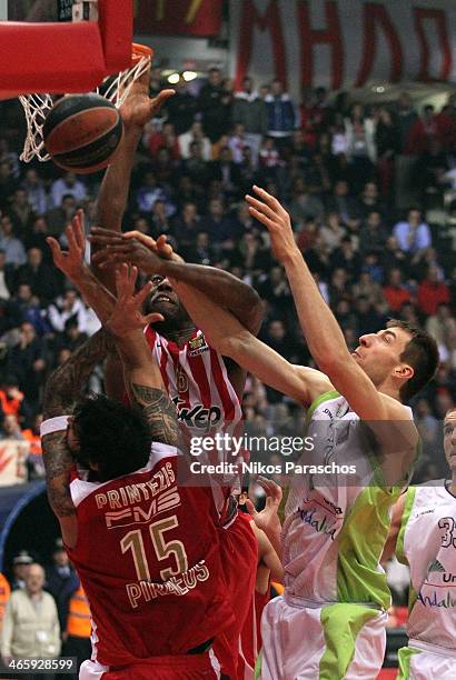 Bryant Dunston, #6 of Olympiacos Piraeus competes with Fran Vazquez, #17 of Unicaja Malaga during the 2013-2014 Turkish Airlines Euroleague Top 16...