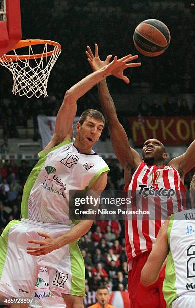 Fran Vazquez, #17 of Unicaja Malaga competes with Cedric Simmons, #12 of Olympiacos Piraeus during the 2013-2014 Turkish Airlines Euroleague Top 16...