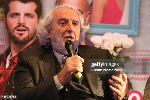 Alessandro Genovesi celebrates the release of the film with the cast and spectators. The day of activities for the national release of the last film...