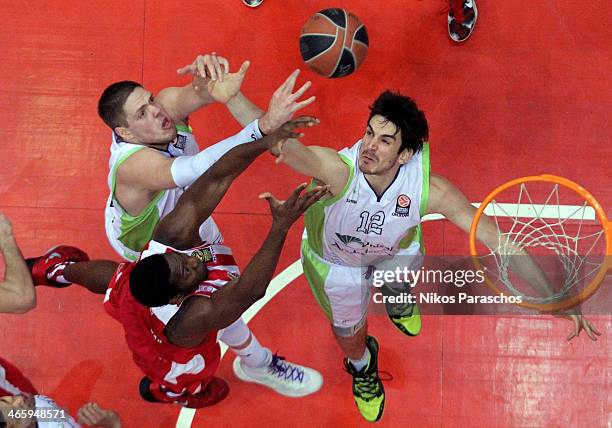 Bryant Dunston, #6 of Olympiacos Piraeus competes with Carlos Suarez, #12 of Unicaja Malaga during the 2013-2014 Turkish Airlines Euroleague Top 16...