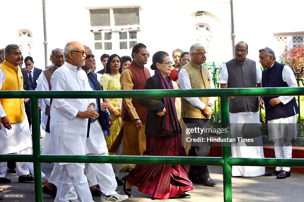 Sonia Gandhi and Congress Party Leaders March To Express Solidarity With Manmohan Singh In Coal Field Case