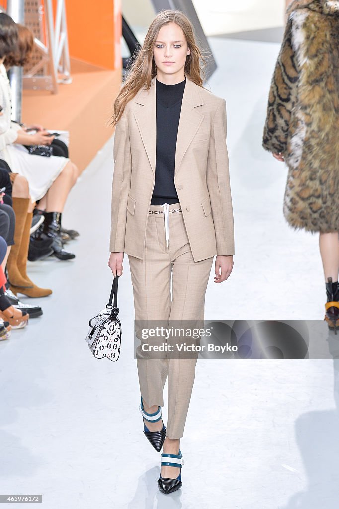 Louis Vuitton : Runway - Paris Fashion Week Womenswear Fall/Winter 2015/2016