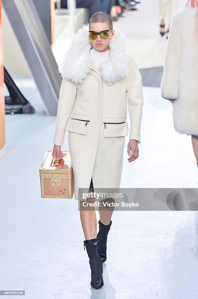 Louis Vuitton : Runway - Paris Fashion Week Womenswear Fall/Winter 2015/2016