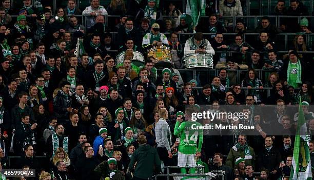 Kevin de Bruyne of VfL Wolfsburg celebrate with the fans after the UEFA Europa League Round of 16 first leg match between VfL Wolfsburg and FC...