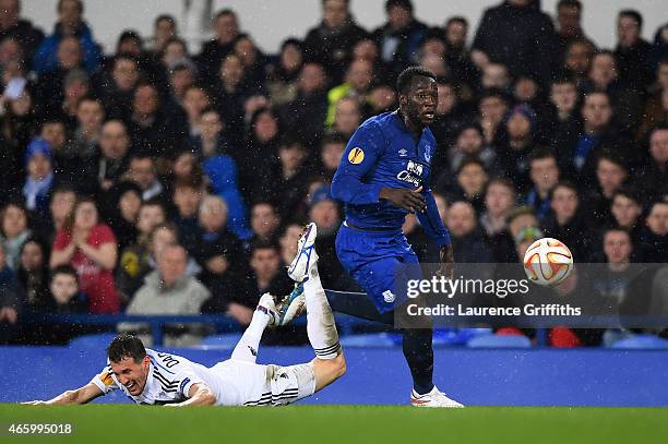 Romelu Lukaku of Everton goes past the challenge from Danilo Silva of Dynamo Kyiv during the UEFA Europa League Round of 16, first leg match between...
