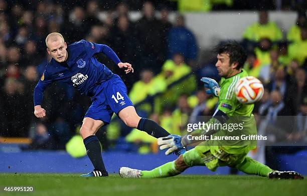 Steven Naismith of Everton scores a goal past goalkeeper Oleksandr Shovkovskiy of Dynamo Kyiv to level the scores at 1-1 during the UEFA Europa...