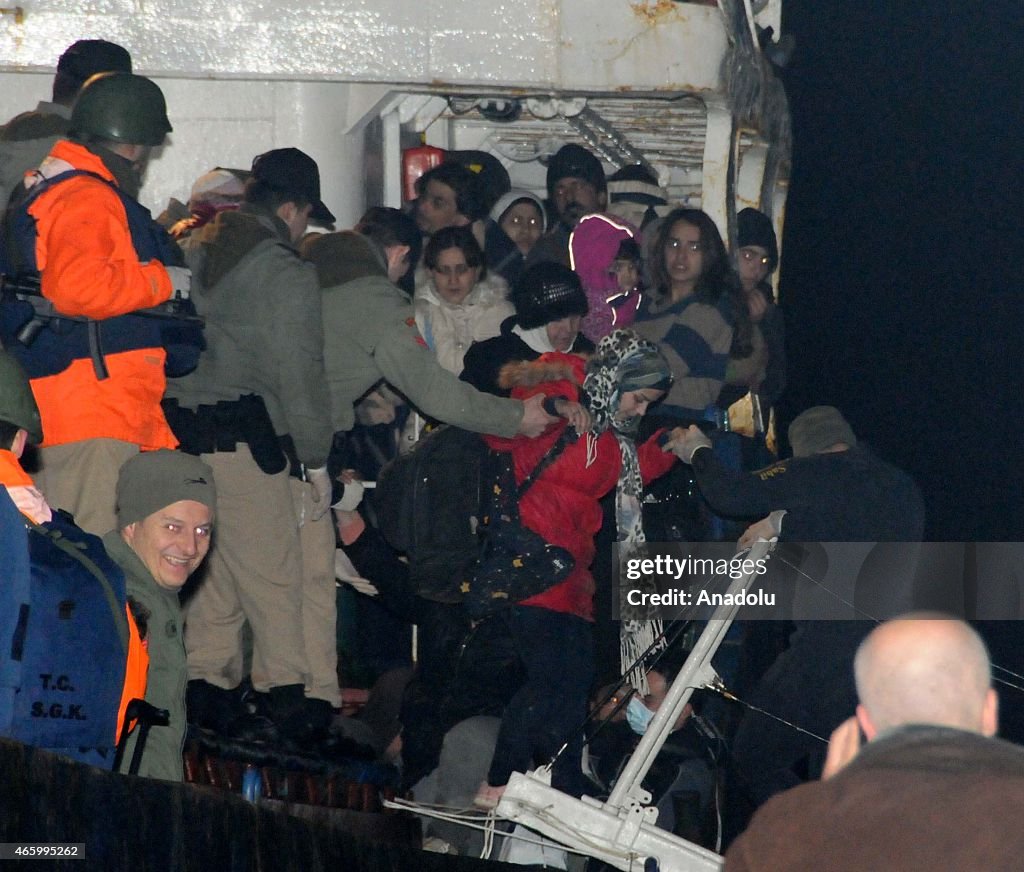 Turkish Coastal Guards stop freighter carries illegal immigrants on Dardanelles Strait