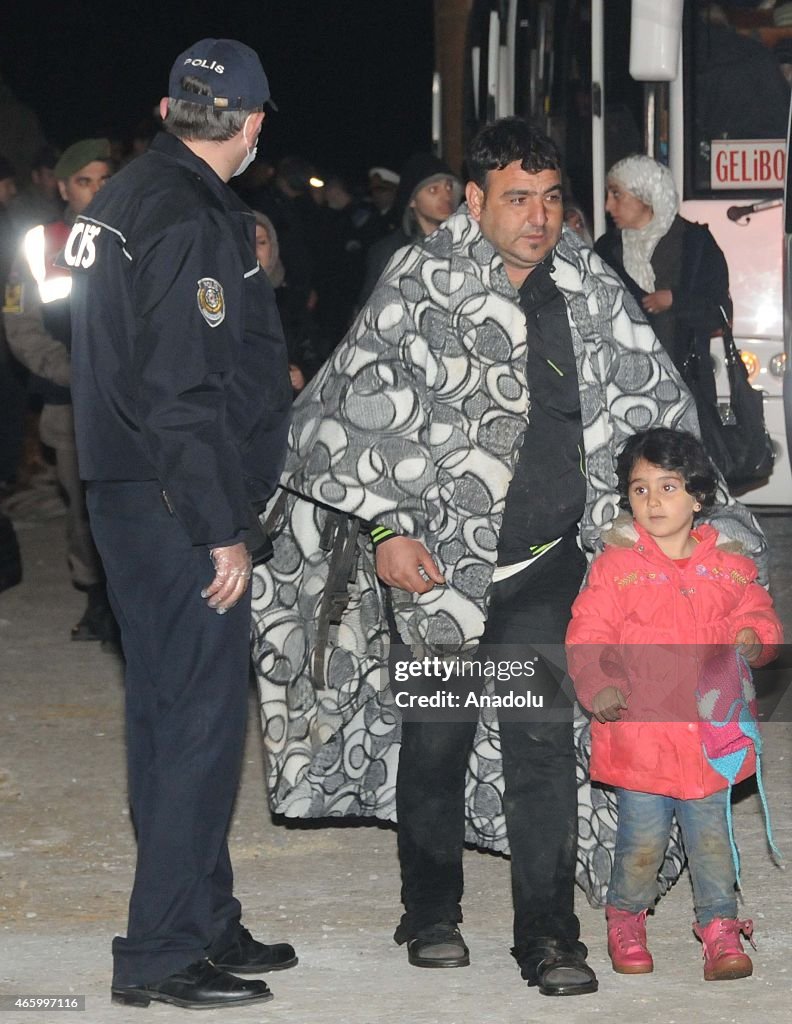 Turkish Coastal Guards stop freighter carries illegal immigrants on Dardanelles Strait