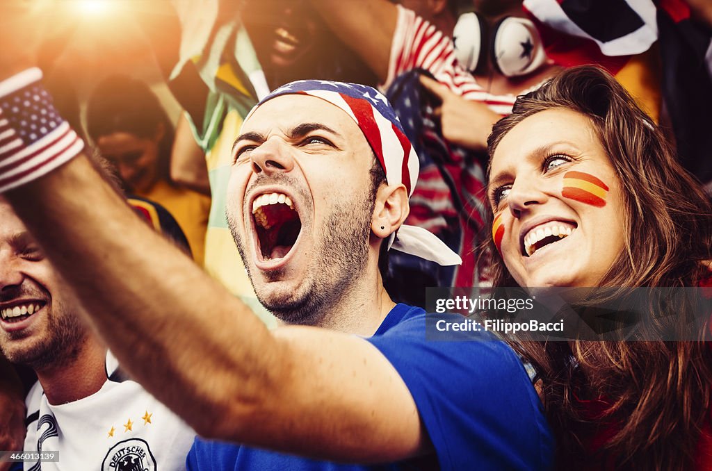 Freunde von verschiedenen Nationen im Stadion zusammen