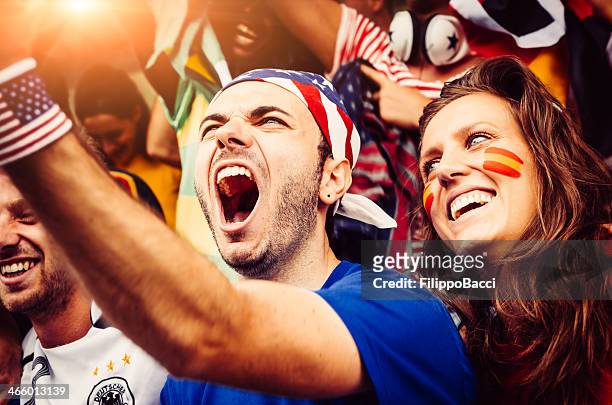 fan di diversi paesi allo stadio tutti insieme - american football foto e immagini stock