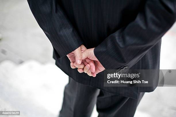 tense hands - mains jointes photos et images de collection