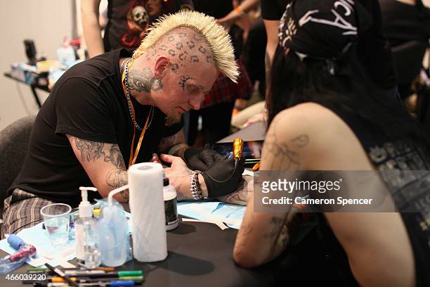 Halo from Black Lotus Tattoos works on a piece during the Australian...  News Photo - Getty Images