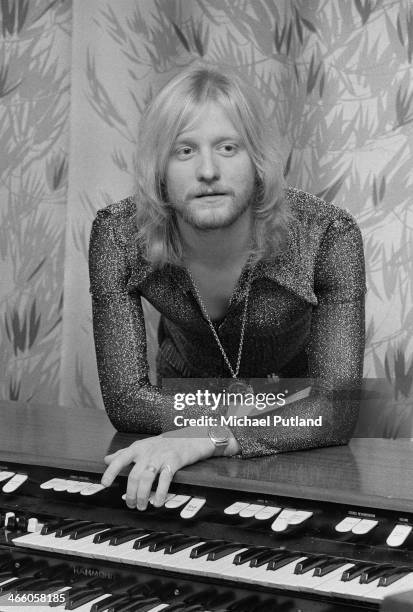 English singer-songwriter and musician John Miles leaning on a Hammond organ, 1974.