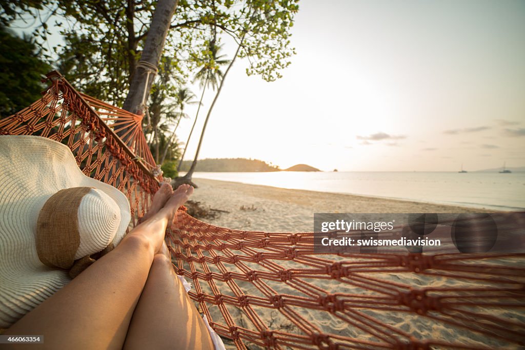Frau ruhen auf der Hängematte am tropischen Strand