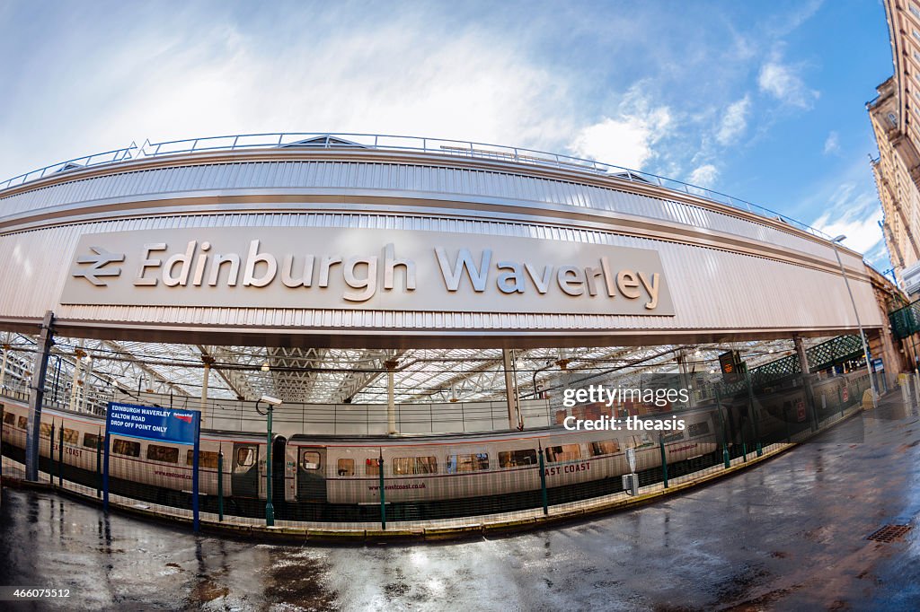 Fica junto ao Calton Road entrada da estação de trem, Edinburgh Waverley