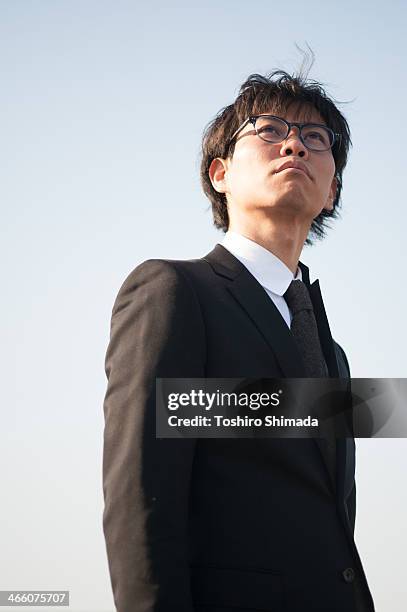 japanese suited man looking up - looking up ストックフォトと画像