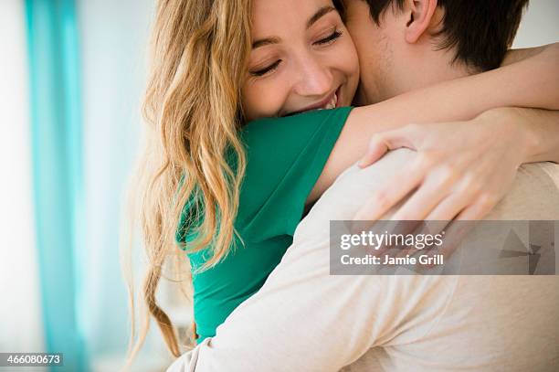 woman hugging boyfriend - fleur bleue photos et images de collection