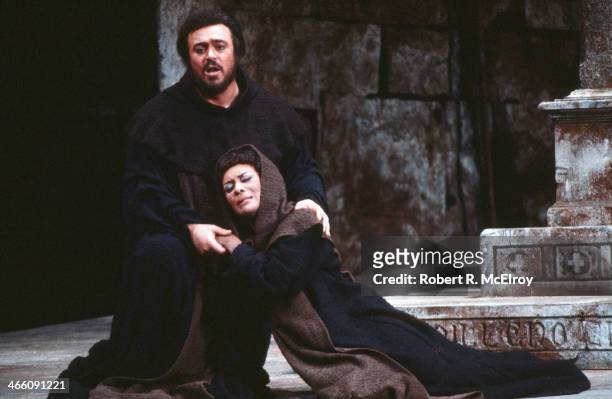 Italian tenor Luciano Pavarotti and American mezzo-soprano Shirley Verrett perform in the Metropolitan Opera production of 'La Favorita,' February...