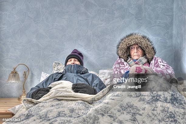 coppia senior, freddo e terribile a letto - freddo foto e immagini stock