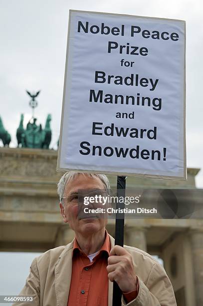 Mitglieder der Protestpartei Piraten, des Chaos Computer Club und verschiedener Friedensgruppen versammelten sich am Donnerstag den 4. Juli 2013 in...